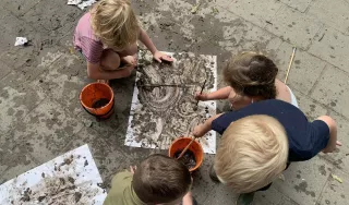 Professionalisering - Onderwijs - begrijpen met je handen - kinderen spelen in modder